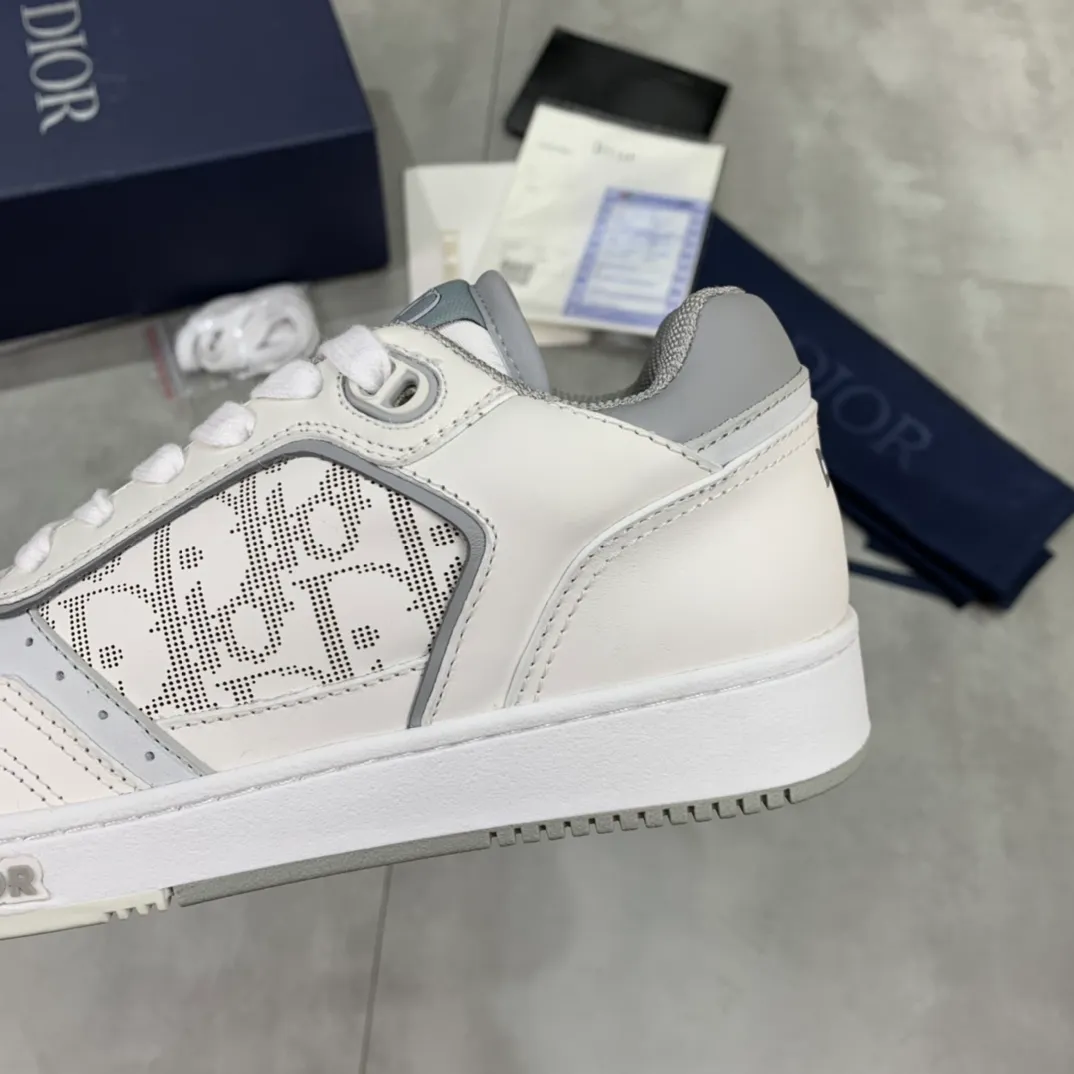 👟👟Ex-factory price 480👟👟 The latest popular casual sports shoes for couples in the Dior B27 series. It took more than three months to finally reproduce it perfectly. We made every detail exactly the same as the original. We decisively keep our own styles when shipping. How can beauties and handsome guys who like sports not keep their own styles? With multiple craftsmanship, this low-cut sneaker newly launched this season is one of the flagship styles of the series. Dior B27 sneakers, original version 7800👟👟 Purchased in early spring, new presbyopic sneakers. A favorite among major celebrities and Internet celebrities. The on-foot effect is very nice. The B27 sneakers are made by Italian craftsmen. They have distinct layers and a unique three-dimensional effect, showing a modern and elegant style, comparable to Dior Internal stretch details provide ideal comfort and can be paired with a variety of casual looks. Shows fashionable and modern sports style. Original imported Italian silk cowhide stitched with embroidered letters lining and feet, original imported breathable double-layer mesh, original customized T👟👟factory price U two-color outsole. We all follow the original binding process, one last for each yard, and the yardage is accurate. On the surface it seems simple and has no technical content, but in fact it is quite a test of the technical operation of the master Luo Di. The market's top quality is welcome to compare, any details are unconditional 👟👟Ex-factory price K. There are pictures and the truth. Today's Internet celebrities and foreign stars are buying it one after another! Fully responsible for dressing in spring, summer, autumn and winter. CD elements create an avant-garde and bold look. Original molded T👟👟Factory price U outsole No matter how many versions there are on the market, you will be full of surprises the moment you get it! The perfect genuine version, you can go in and out of the counter at will. Fabric: Original imported silk cowhide with embroidered letters Lining: Imported original breathable double-layer mesh Foot: Imported original latex mesh Outsole: Original T👟👟 Factory price U two-color bottom Size: 35-45 (Male 38.46 custom-made, non-refundable and non-exchangeable)
